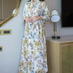 ⁦جلابيه سماوي بلياقه مرسوم على شكل ورود (7)⁩ - الصورة ⁦5⁩