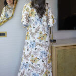 ⁦جلابيه سماوي بلياقه مرسوم على شكل ورود (7)⁩ - الصورة ⁦6⁩