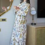 ⁦جلابيه سماوي بلياقه مرسوم على شكل ورود (7)⁩ - الصورة ⁦7⁩