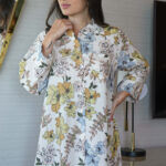 ⁦جلابيه سماوي بلياقه مرسوم على شكل ورود (7)⁩ - الصورة ⁦2⁩