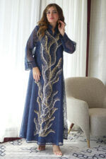 ⁦جلابيه كحلي خليجيه بلياقه بشك ترتر و فصوص ذهبي⁩ - الصورة ⁦2⁩