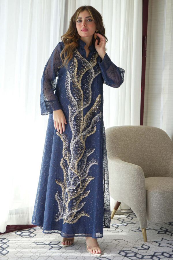 ⁦جلابيه كحلي خليجيه بلياقه بشك ترتر و فصوص ذهبي⁩ - الصورة ⁦2⁩