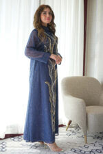 ⁦جلابيه كحلي خليجيه بلياقه بشك ترتر و فصوص ذهبي⁩ - الصورة ⁦3⁩