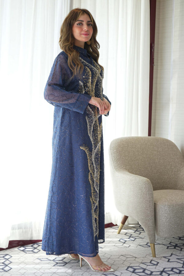 ⁦جلابيه كحلي خليجيه بلياقه بشك ترتر و فصوص ذهبي⁩ - الصورة ⁦3⁩