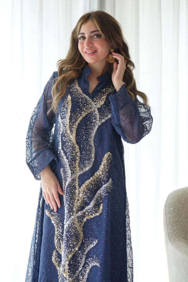 ⁦جلابيه كحلي خليجيه بلياقه بشك ترتر و فصوص ذهبي⁩ - الصورة ⁦5⁩