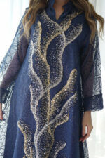 ⁦جلابيه كحلي خليجيه بلياقه بشك ترتر و فصوص ذهبي⁩ - الصورة ⁦7⁩