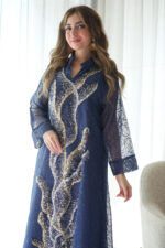 ⁦جلابيه كحلي خليجيه بلياقه بشك ترتر و فصوص ذهبي⁩ - الصورة ⁦8⁩