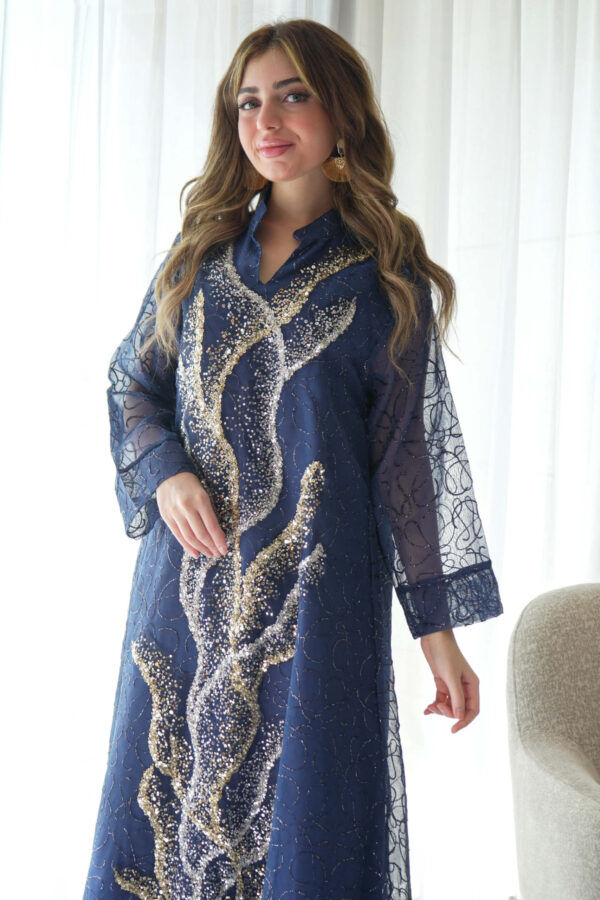 ⁦جلابيه كحلي خليجيه بلياقه بشك ترتر و فصوص ذهبي⁩ - الصورة ⁦8⁩