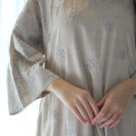 ⁦جلابية ذهبي مطرزه بترتر كامل⁩ - الصورة ⁦2⁩