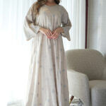 ⁦جلابية ذهبي مطرزه بترتر كامل⁩ - الصورة ⁦3⁩