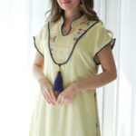 ⁦جلابيه اصفر بترتر ملون من حلق و خلف كامل (2)⁩ - الصورة ⁦2⁩