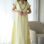 ⁦جلابيه اصفر بترتر ملون من حلق و خلف كامل (2)⁩ - الصورة ⁦3⁩