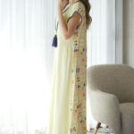 ⁦جلابيه اصفر بترتر ملون من حلق و خلف كامل (2)⁩ - الصورة ⁦4⁩