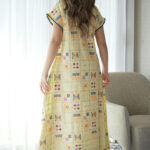 ⁦جلابيه اصفر بترتر ملون من حلق و خلف كامل (2)⁩ - الصورة ⁦5⁩