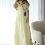 ⁦جلابيه اصفر بترتر ملون من حلق و خلف كامل (2)⁩ - الصورة ⁦7⁩