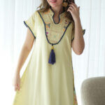 ⁦جلابيه اصفر بترتر ملون من حلق و خلف كامل (2)⁩ - الصورة ⁦8⁩