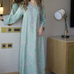 ⁦جلابية تيفاني مطرزة بوردي و اخضر بدقاق مخفية⁩ - الصورة ⁦4⁩