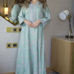 ⁦جلابية تيفاني مطرزة بوردي و اخضر بدقاق مخفية⁩ - الصورة ⁦5⁩