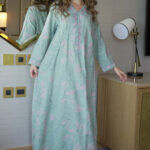 جلابية تيفاني مطرزة بوردي و اخضر بدقاق مخفية