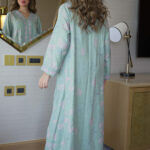 ⁦جلابية تيفاني مطرزة بوردي و اخضر بدقاق مخفية⁩ - الصورة ⁦7⁩