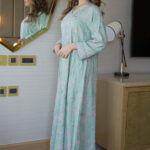 ⁦جلابية تيفاني مطرزة بوردي و اخضر بدقاق مخفية⁩ - الصورة ⁦2⁩