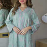 ⁦جلابية تيفاني مطرزة بوردي و اخضر بدقاق مخفية⁩ - الصورة ⁦3⁩