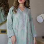 ⁦جلابية تيفاني مطرزة بوردي و اخضر بدقاق مخفية⁩ - الصورة ⁦8⁩