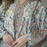 ⁦جلابية سماوي بتطريز دقات ملونة من الأمام و اكمام⁩ - الصورة ⁦3⁩