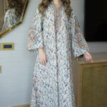 ⁦جلابية سماوي بتطريز دقات ملونة من الأمام و اكمام⁩ - الصورة ⁦4⁩