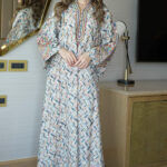 جلابية سماوي بتطريز دقات ملونة من الأمام و اكمام