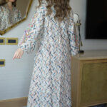 ⁦جلابية سماوي بتطريز دقات ملونة من الأمام و اكمام⁩ - الصورة ⁦7⁩