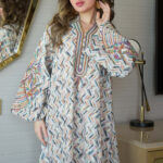 ⁦جلابية سماوي بتطريز دقات ملونة من الأمام و اكمام⁩ - الصورة ⁦8⁩