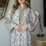 ⁦جلابية سماوي بتطريز دقات ملونة من الأمام و اكمام⁩ - الصورة ⁦10⁩