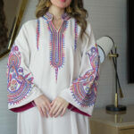 ⁦جلابية بيج بتطريز دقات ملونة من الأمام و اكمام وسيع⁩ - الصورة ⁦9⁩