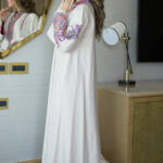 ⁦جلابية بيج بتطريز دقات ملونة من الأمام و اكمام وسيع⁩ - الصورة ⁦4⁩