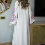 ⁦جلابية بيج بتطريز دقات ملونة من الأمام و اكمام وسيع⁩ - الصورة ⁦5⁩