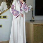 جلابية بيج بتطريز دقات ملونة من الأمام و اكمام وسيع