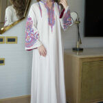 ⁦جلابية بيج بتطريز دقات ملونة من الأمام و اكمام وسيع⁩ - الصورة ⁦7⁩