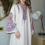 ⁦جلابية بيج بتطريز دقات ملونة من الأمام و اكمام وسيع⁩ - الصورة ⁦8⁩