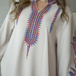 ⁦جلابية بيج بتطريز دقات ملونة من الأمام و اكمام وسيع⁩ - الصورة ⁦2⁩