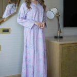 ⁦جلابية موف مطرزة بوردي و اخضر بدقاق مخفية⁩ - الصورة ⁦4⁩