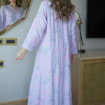 ⁦جلابية موف مطرزة بوردي و اخضر بدقاق مخفية⁩ - الصورة ⁦2⁩