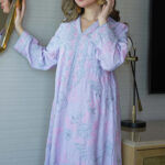 ⁦جلابية موف مطرزة بوردي و اخضر بدقاق مخفية⁩ - الصورة ⁦5⁩