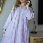 ⁦جلابية موف مطرزة بوردي و اخضر بدقاق مخفية⁩ - الصورة ⁦3⁩