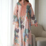 ⁦جلابيه لياقة خربزي مزينه بشريط من حلق و اكمام⁩ - الصورة ⁦3⁩