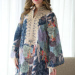 ⁦جلابيه لياقة كحلي مزينه بشريط بيج من حلق و اكمام⁩ - الصورة ⁦2⁩