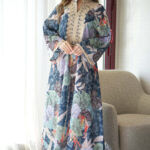 ⁦جلابيه لياقة كحلي مزينه بشريط بيج من حلق و اكمام⁩ - الصورة ⁦4⁩