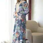 ⁦جلابيه لياقة كحلي مزينه بشريط بيج من حلق و اكمام⁩ - الصورة ⁦5⁩