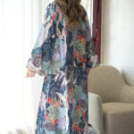 ⁦جلابيه لياقة كحلي مزينه بشريط بيج من حلق و اكمام⁩ - الصورة ⁦6⁩