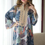 ⁦جلابيه لياقة كحلي مزينه بشريط بيج من حلق و اكمام⁩ - الصورة ⁦8⁩